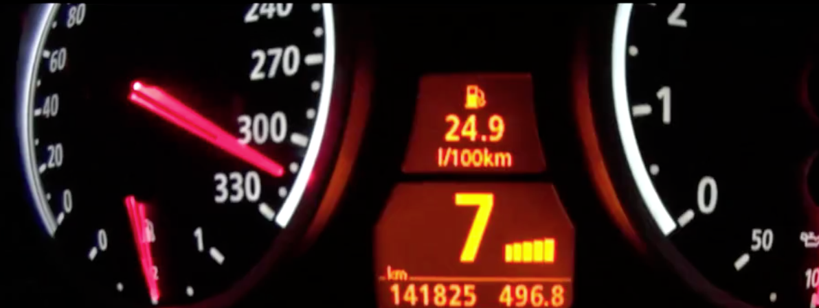 Bilens hastighetsmätare ur videoklippet.